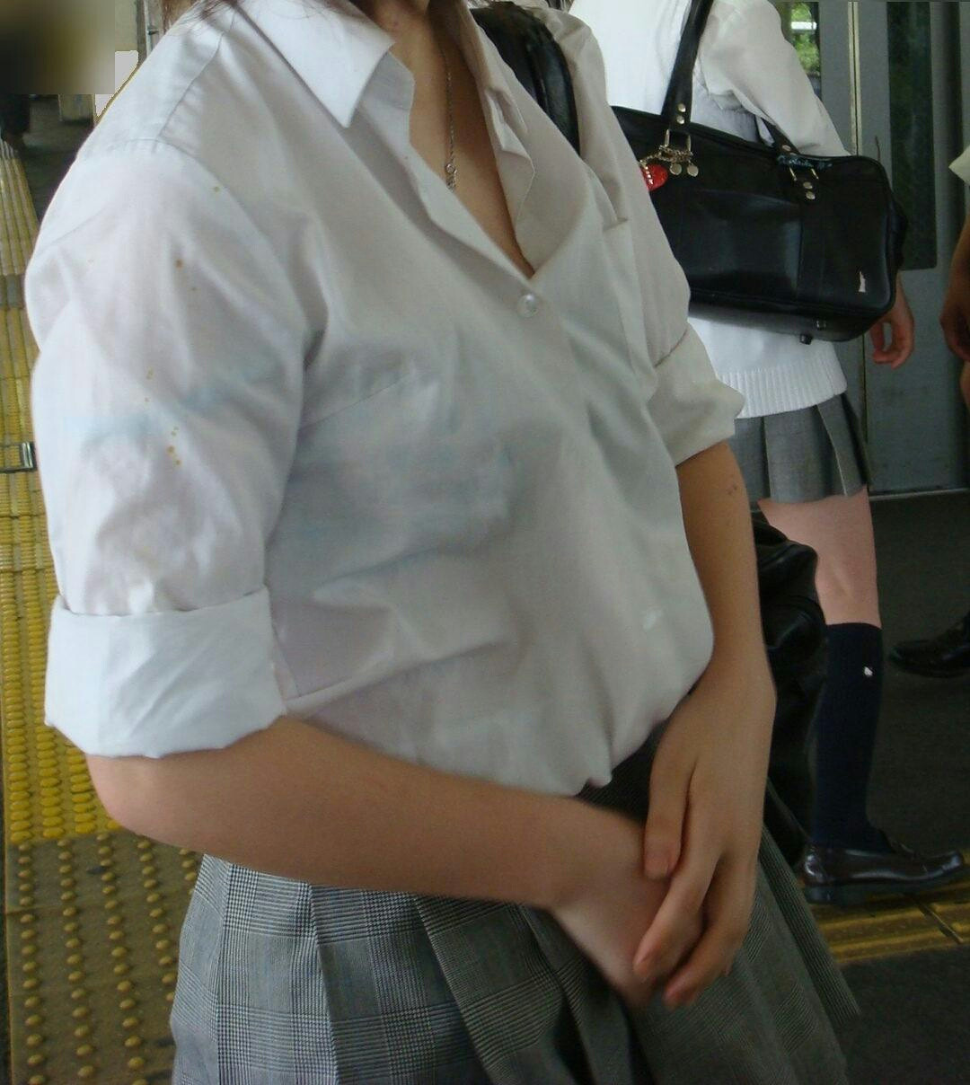 シャツのボタン二つ外しで胸チラ誘惑してくる女子高生盗撮画像 スクールガールレビュー