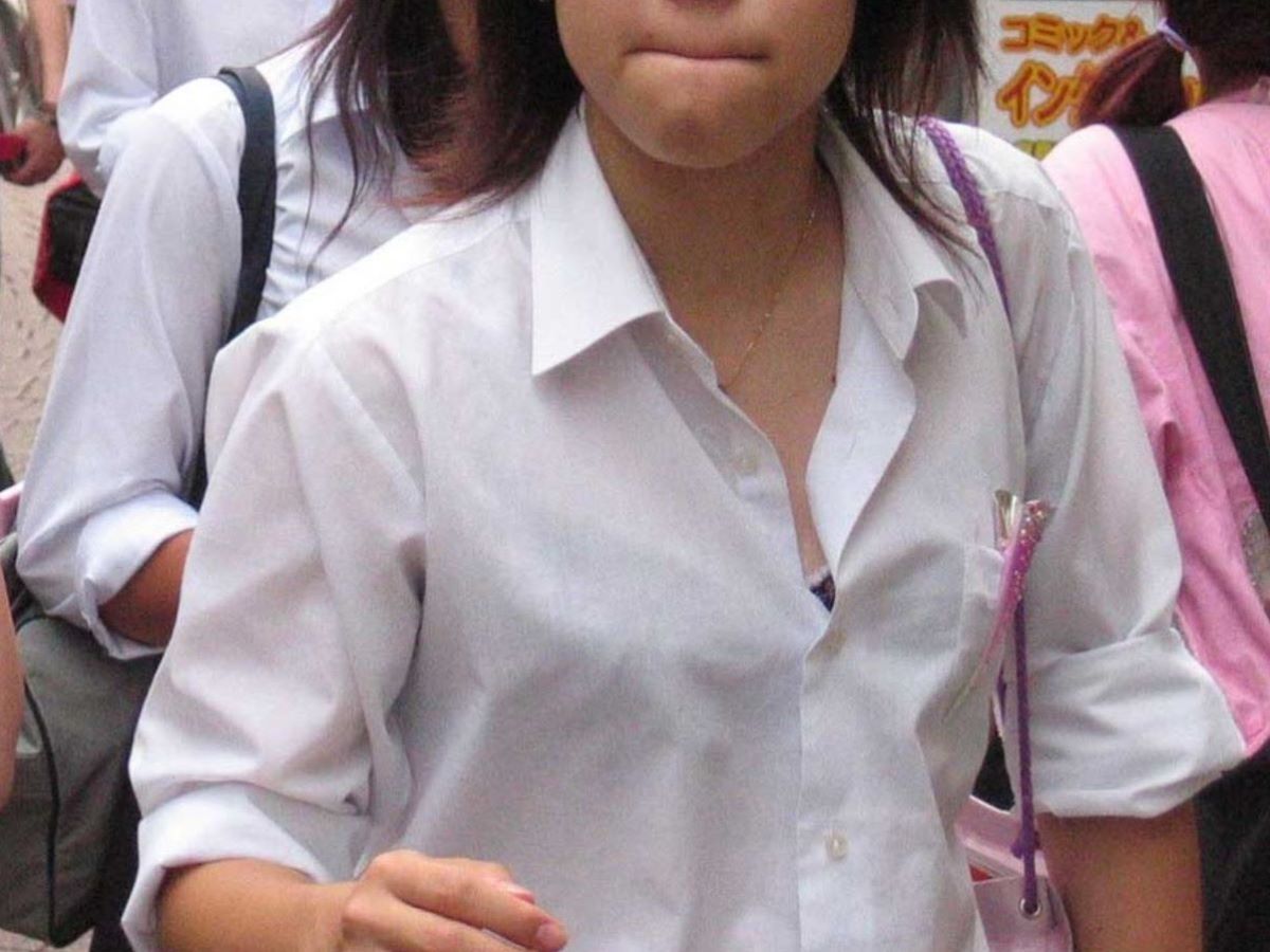 シャツのボタン二つ外しで胸チラ誘惑してくる女子高生盗撮画像 スクールガールレビュー