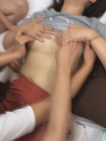 女子高生のおっぱいを揉んでる画像や動画を集めた スクールガールレビュー