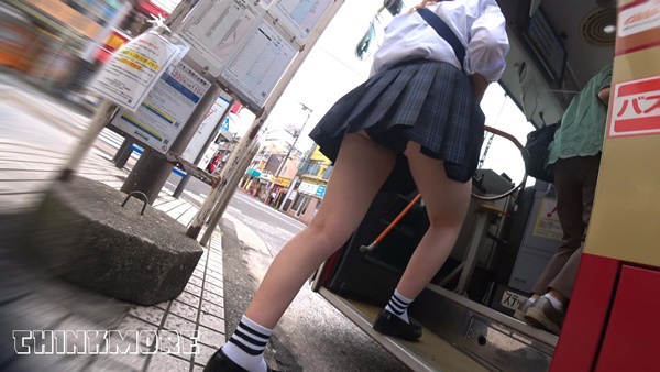 野外で逆さ撮りした女子高生のパンチラ画像 動画まとめ スクールガールレビュー